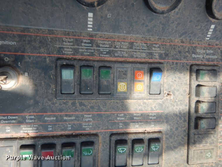 image for item IP9943 1995 Elgin Pelican P  street sweeper