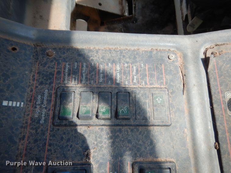 image for item IP9943 1995 Elgin Pelican P  street sweeper