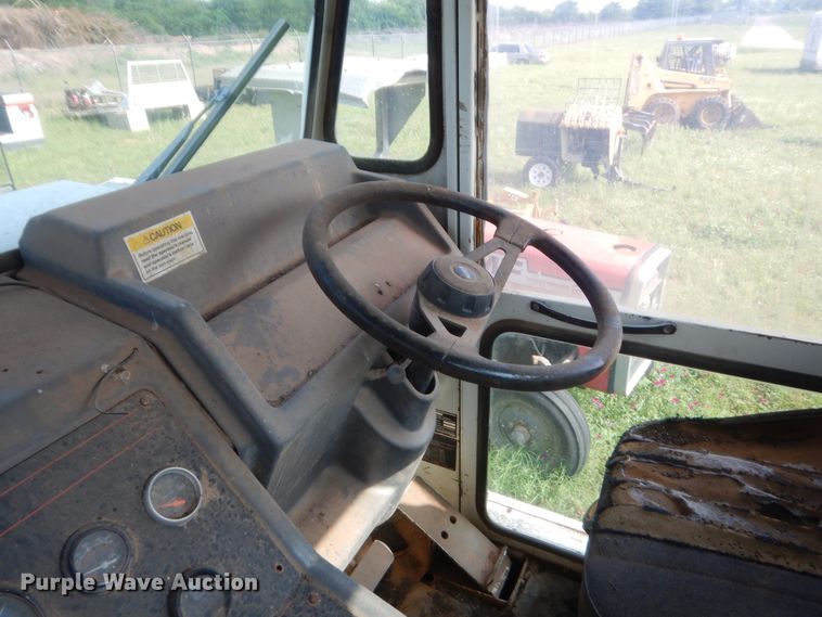 image for item IP9943 1995 Elgin Pelican P  street sweeper