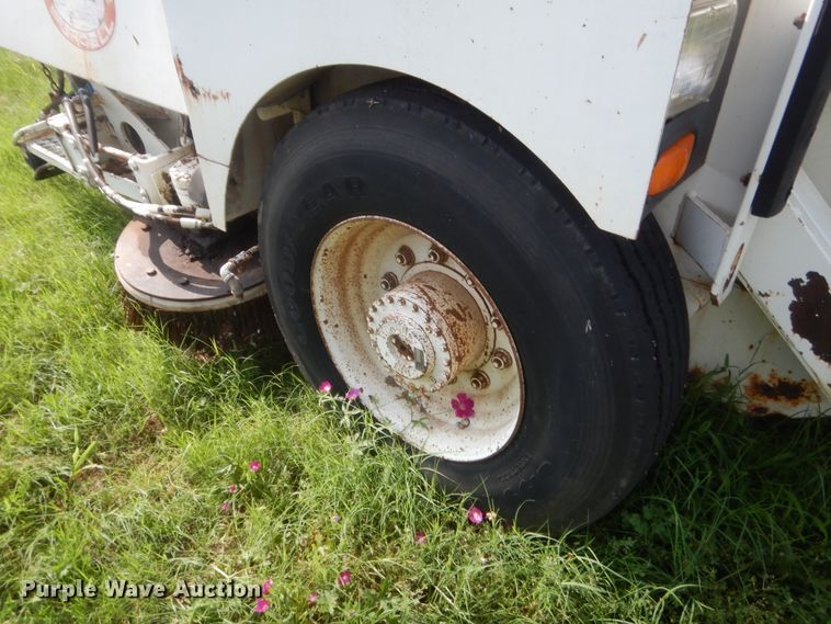 image for item IP9943 1995 Elgin Pelican P  street sweeper