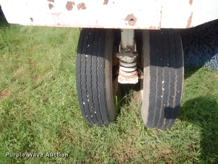 image for item IP9943 1995 Elgin Pelican P  street sweeper