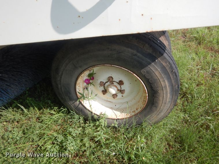 image for item IP9943 1995 Elgin Pelican P  street sweeper