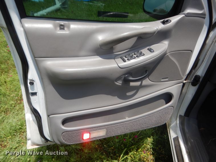 image for item IP9947 2001 Ford Expedition  SUV