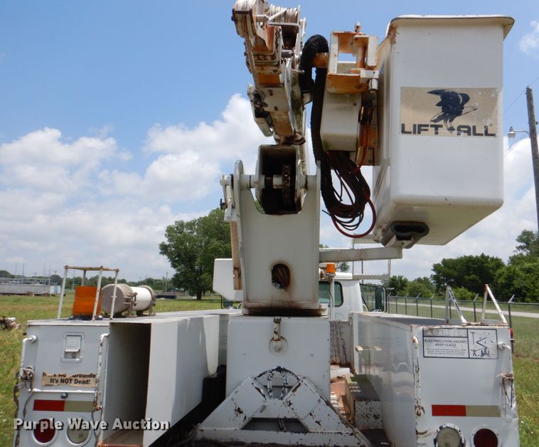 image for item IP9960 1998 International 4700  bucket truck