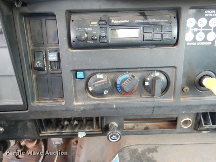 image for item IP9960 1998 International 4700  bucket truck