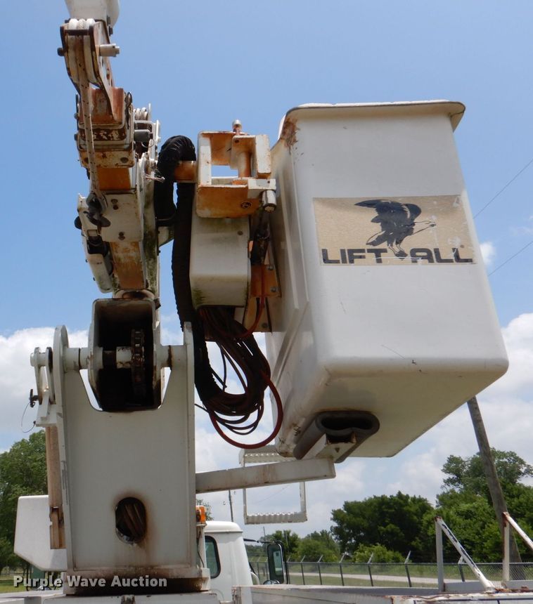image for item IP9960 1998 International 4700  bucket truck