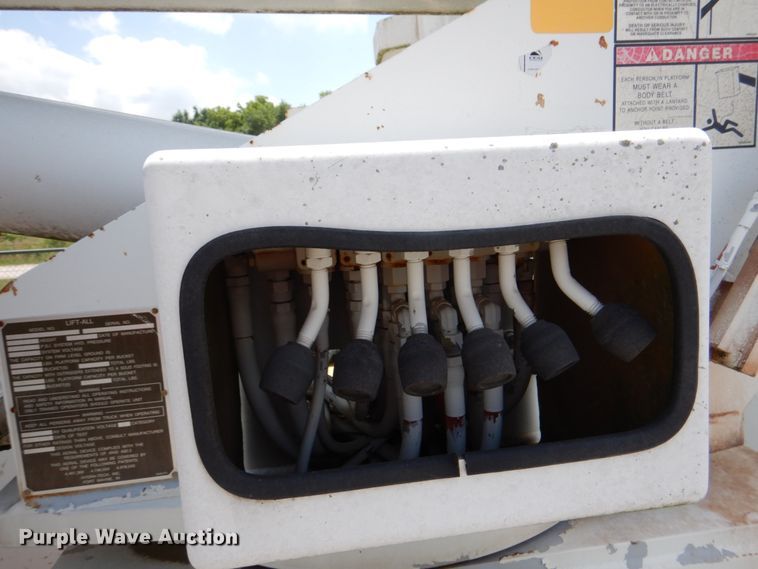 image for item IP9960 1998 International 4700  bucket truck