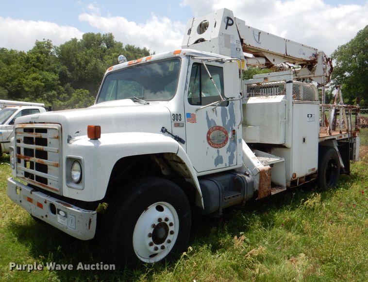 image for item IP9967 1989 International 1954  digger derrick truck