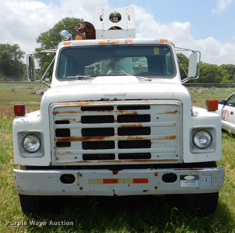 image for item IP9967 1989 International 1954  digger derrick truck