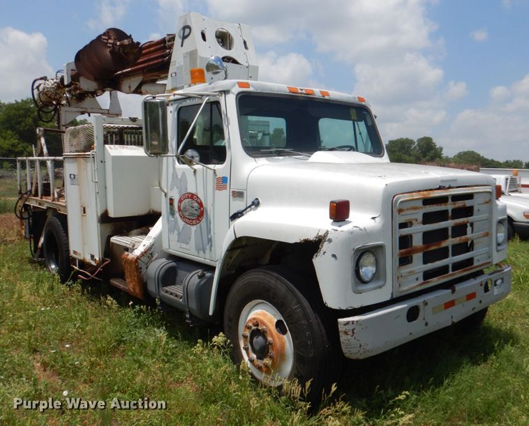image for item IP9967 1989 International 1954  digger derrick truck