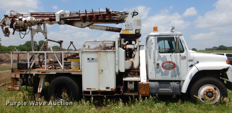 image for item IP9967 1989 International 1954  digger derrick truck