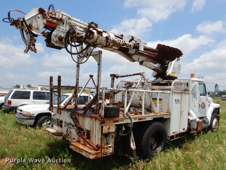 image for item IP9967 1989 International 1954  digger derrick truck