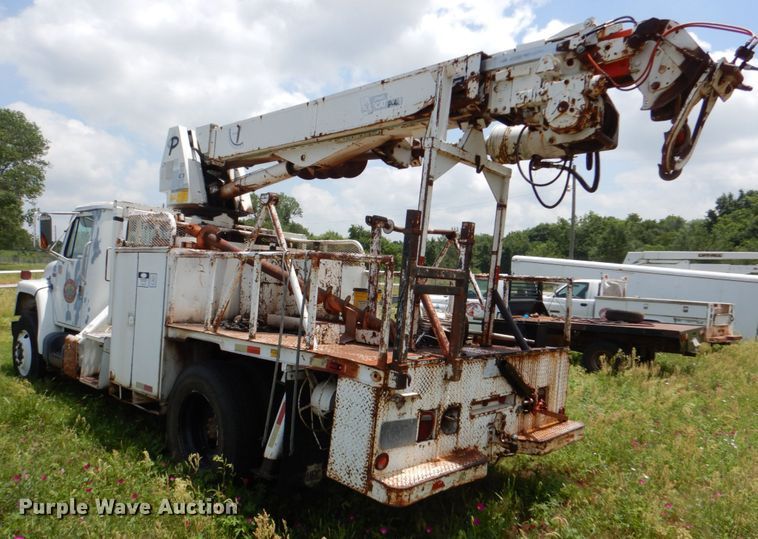 image for item IP9967 1989 International 1954  digger derrick truck