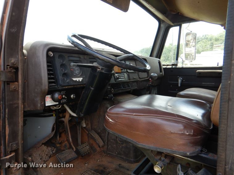 image for item IP9967 1989 International 1954  digger derrick truck