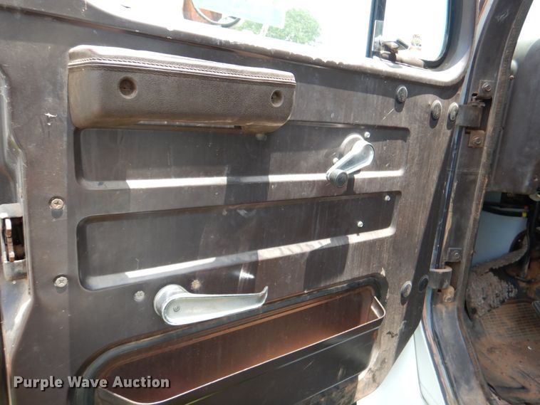 image for item IP9967 1989 International 1954  digger derrick truck