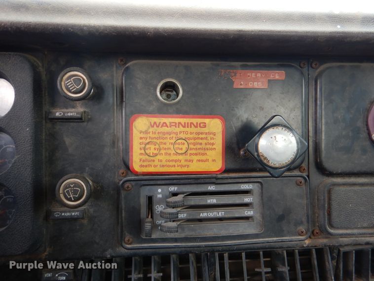 image for item IP9967 1989 International 1954  digger derrick truck