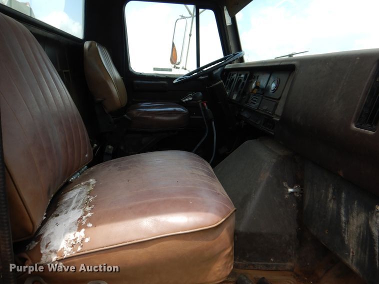 image for item IP9967 1989 International 1954  digger derrick truck