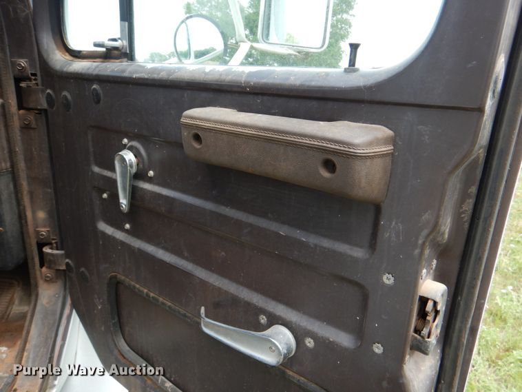 image for item IP9967 1989 International 1954  digger derrick truck