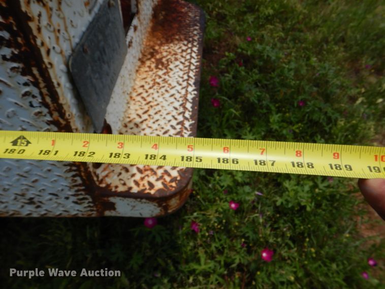 image for item IP9967 1989 International 1954  digger derrick truck