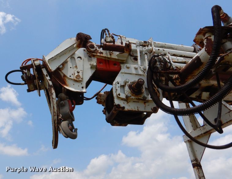 image for item IP9967 1989 International 1954  digger derrick truck