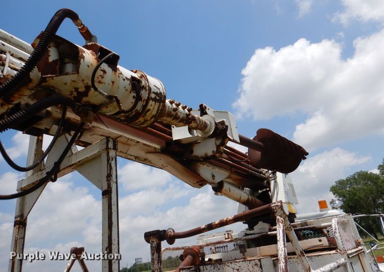 image for item IP9967 1989 International 1954  digger derrick truck