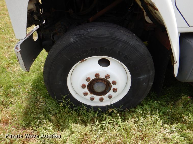 image for item IP9967 1989 International 1954  digger derrick truck