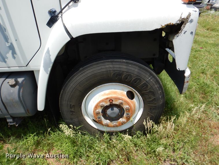 image for item IP9967 1989 International 1954  digger derrick truck