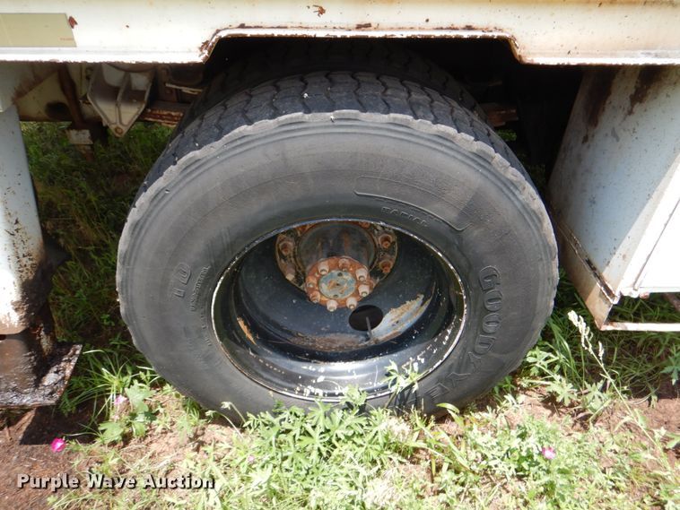 image for item IP9967 1989 International 1954  digger derrick truck