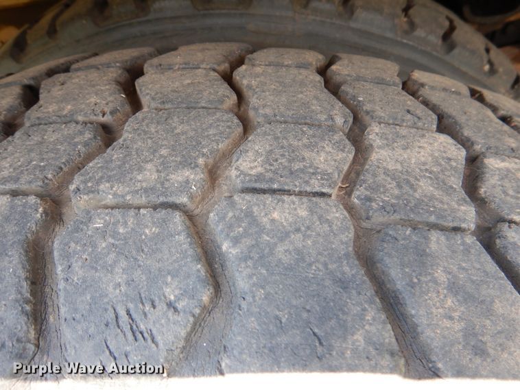 image for item IP9967 1989 International 1954  digger derrick truck