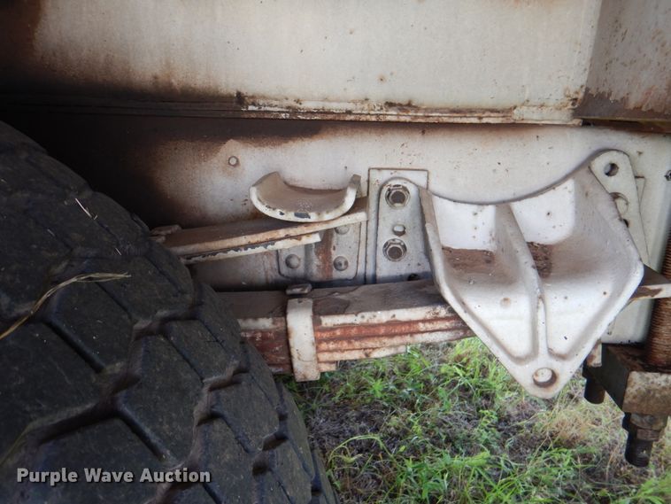 image for item IP9967 1989 International 1954  digger derrick truck