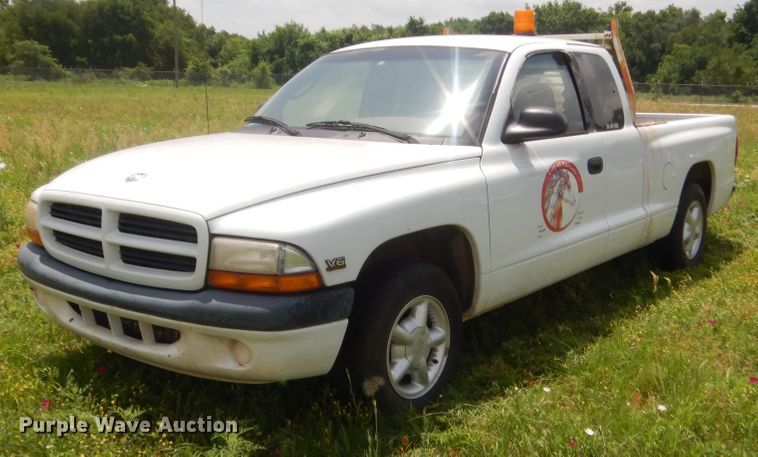 image for item IP9968 2000 Dodge Dakota  Club Cab pickup truck