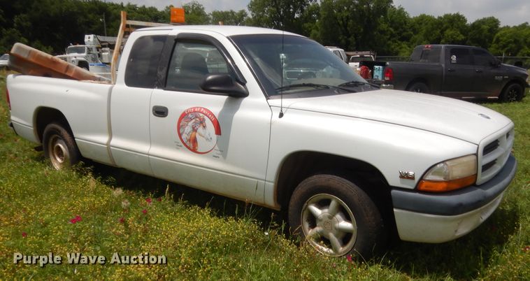 image for item IP9968 2000 Dodge Dakota  Club Cab pickup truck