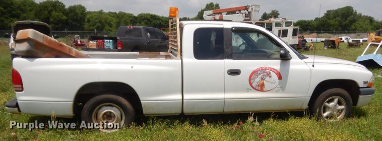 image for item IP9968 2000 Dodge Dakota  Club Cab pickup truck