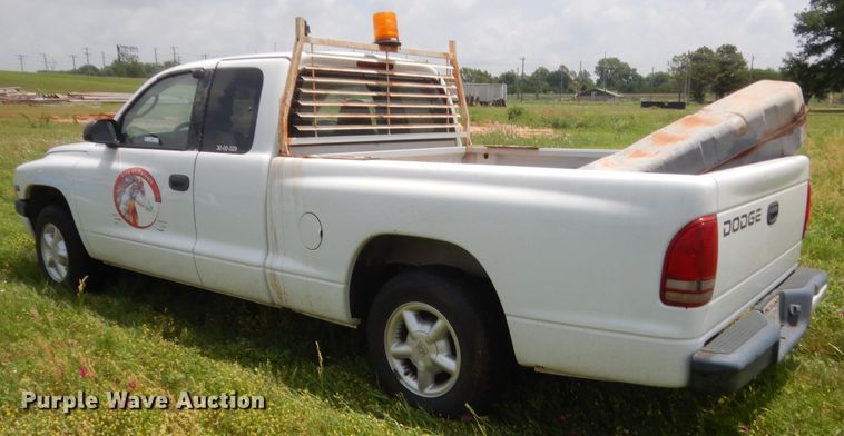 image for item IP9968 2000 Dodge Dakota  Club Cab pickup truck