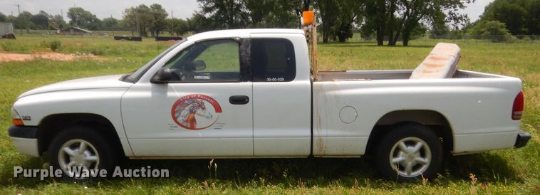 image for item IP9968 2000 Dodge Dakota  Club Cab pickup truck