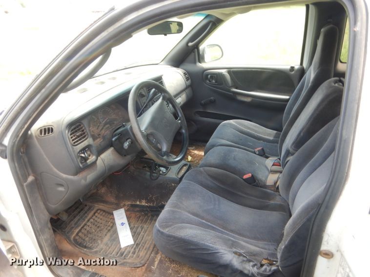 image for item IP9968 2000 Dodge Dakota  Club Cab pickup truck