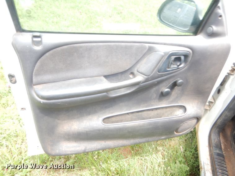 image for item IP9968 2000 Dodge Dakota  Club Cab pickup truck