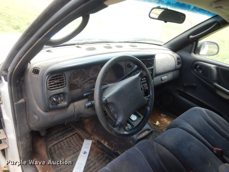 image for item IP9968 2000 Dodge Dakota  Club Cab pickup truck