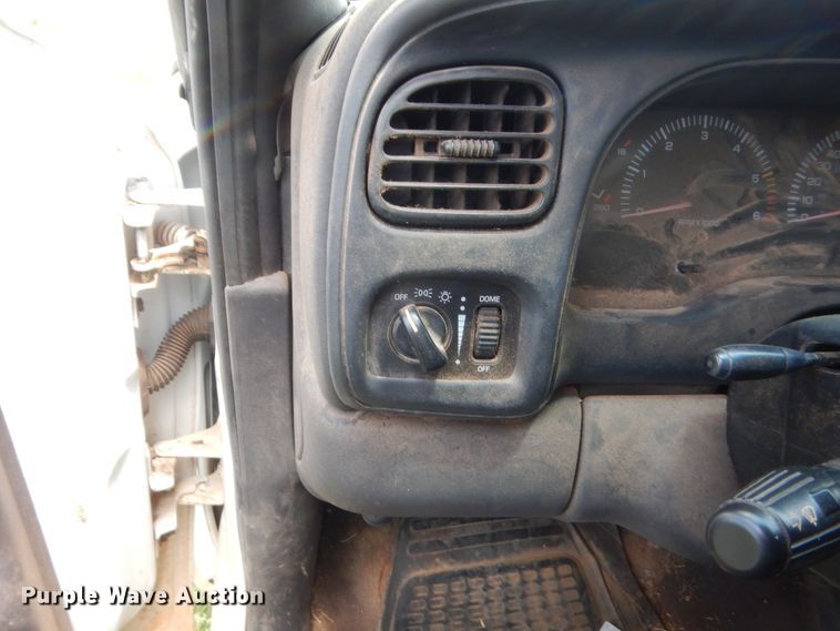 image for item IP9968 2000 Dodge Dakota  Club Cab pickup truck