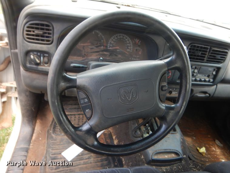 image for item IP9968 2000 Dodge Dakota  Club Cab pickup truck