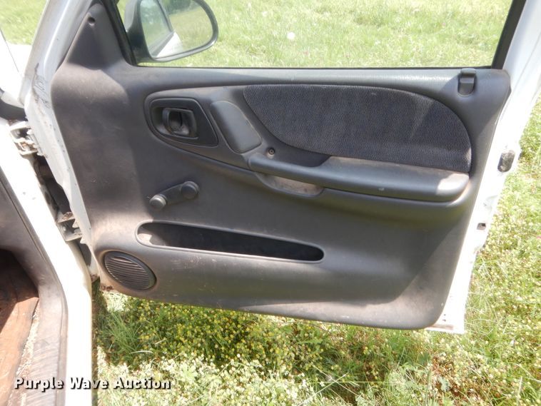 image for item IP9968 2000 Dodge Dakota  Club Cab pickup truck