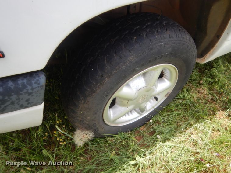 image for item IP9968 2000 Dodge Dakota  Club Cab pickup truck