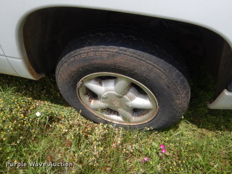 image for item IP9968 2000 Dodge Dakota  Club Cab pickup truck