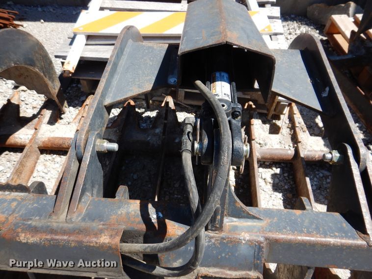 image for item IQ9589 84"W skid steer grapple bucket