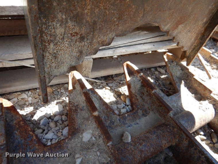 image for item IQ9589 84"W skid steer grapple bucket