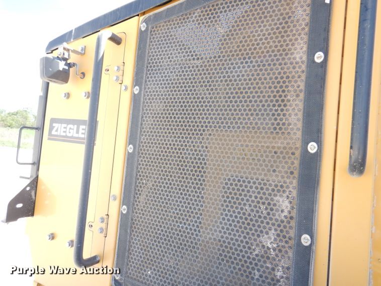 image for item IQ9602 2010 Caterpillar 140M  VHP motor grader