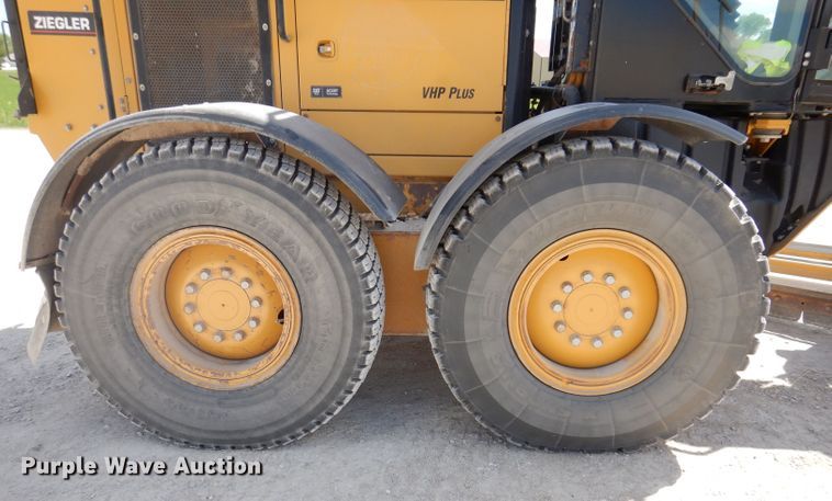 image for item IQ9602 2010 Caterpillar 140M  VHP motor grader