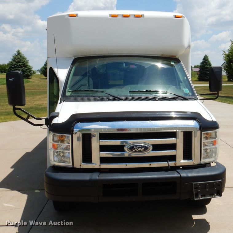 image for item IQ9609 2009 Ford E450 Super Duty  shuttle bus