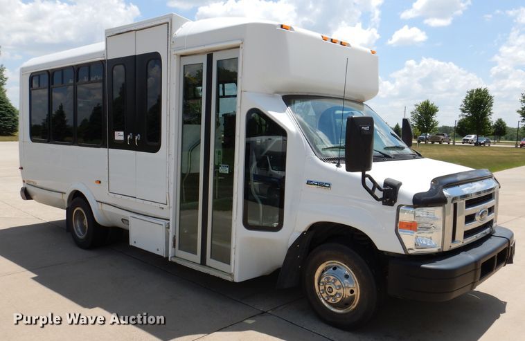 image for item IQ9609 2009 Ford E450 Super Duty  shuttle bus