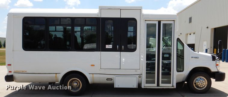 image for item IQ9609 2009 Ford E450 Super Duty  shuttle bus